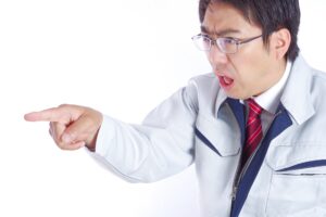 怒る作業服の男性